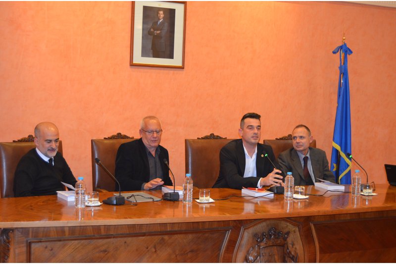 El intendente principal de la Policía Local de Dénia presenta un libro sobre las políticas públicas de seguridad ciudadana El intendente principal de la Policía Local de Dénia presenta un libro sobre las políticas públicas de seguridad ciudadana