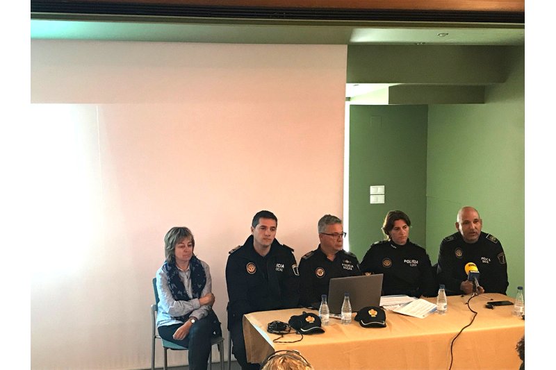 La Policia Local de Benissa crea una unitat de seguretat viària i d'atenció a les víctimes de violència de gènere La Policia Local de Benissa crea una unitat de seguretat viària i d'atenció a les víctimes de violència de gènere