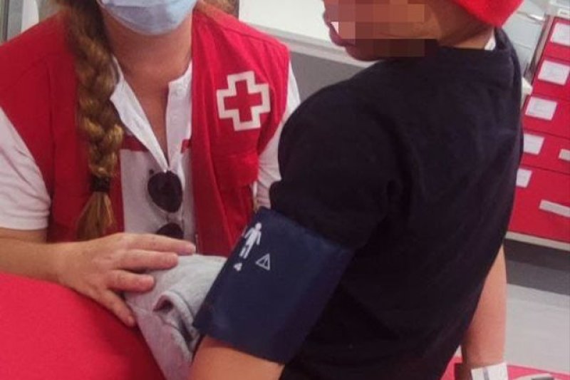 Una patera llega a Calp con cinco menores y una mujer embarazada Una patera llega a Calp con cinco menores y una mujer embarazada