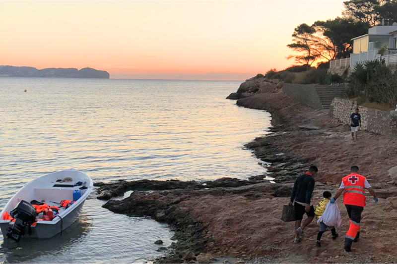 Una patera llega a Calp con cinco menores y una mujer embarazada Una patera llega a Calp con cinco menores y una mujer embarazada
