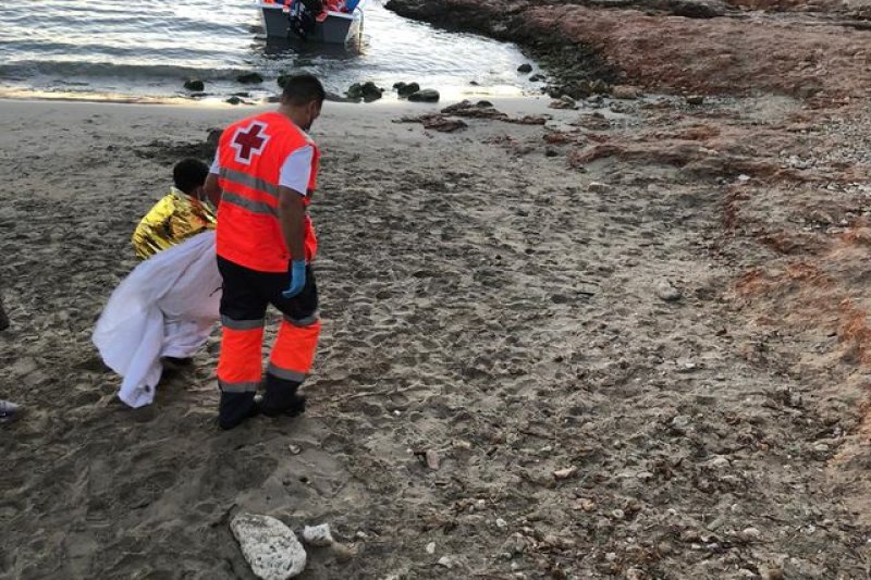 Una patera llega a Calp con cinco menores y una mujer embarazada Una patera llega a Calp con cinco menores y una mujer embarazada