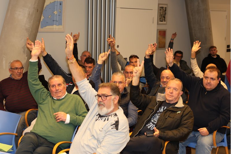 El sector crítico le gana el pulso a la directiva del CD Dénia y rechaza los socios a 300 euros  El sector crítico le gana el pulso a la directiva del CD Dénia y rechaza los socios a 300 euros