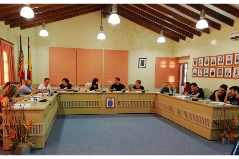 El gobierno de Gata aprueba dos dedicaciones exclusivas de 35.000 euros y una parcial de 17.500 euros El gobierno de Gata aprueba dos dedicaciones exclusivas de 35.000 euros y una parcial de 17.500 euros