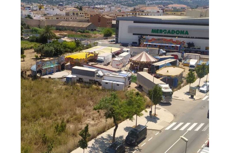 El Ayuntamiento de Dénia aún no ha autorizado la feria instalada en la avenida Miguel Hernández El Ayuntamiento de Dénia aún no ha autorizado la feria instalada en la avenida Miguel Hernández
