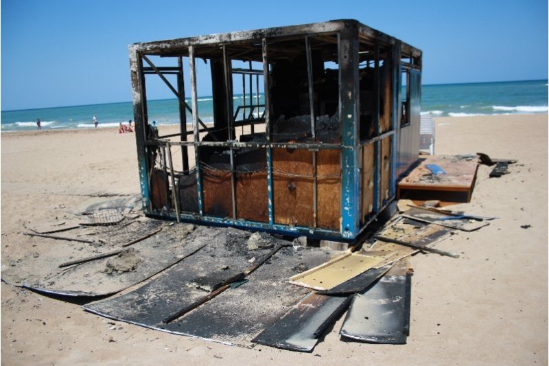 El fuego destroza un chiringuito de la playa de Les Marines El fuego destroza un chiringuito de la playa de Les Marines