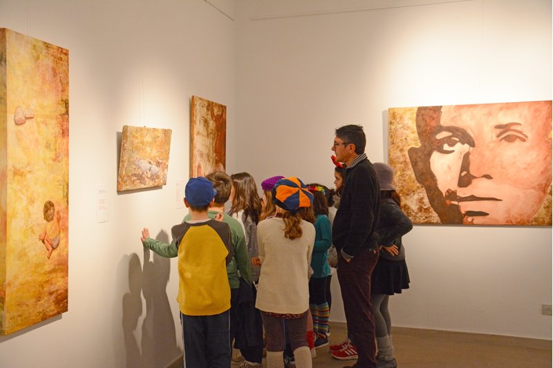 Los escolares visitan la muestra Una paraula, una imatge Los escolares visitan la muestra Una paraula, una imatge