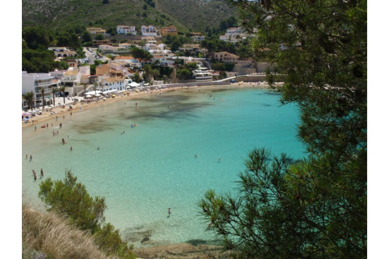 SOS Moraira denuncia la regeneración de la playa del Portet con tierra de cantera  SOS Moraira denuncia la regeneración de la playa del Portet con tierra de cantera