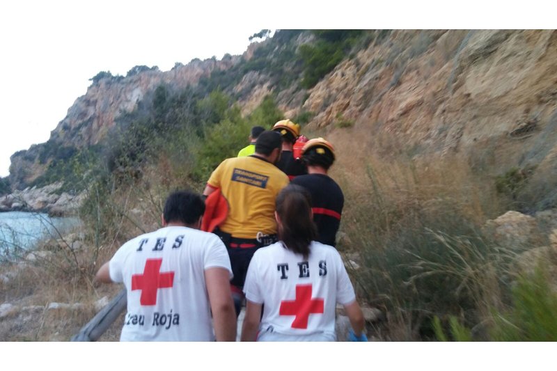 Un joven herido de consideración tras saltar al agua desde la Illa del Descobridor en Xàbia Un joven herido de consideración tras saltar al agua desde la Illa del Descobridor en Xàbia