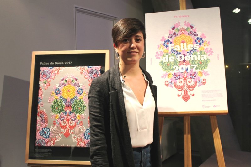 Les flors i els colors de les comissions es donen la mà en el cartell de les falles de Dénia Les flors i els colors de les comissions es donen la mà en el cartell de les falles de Dénia