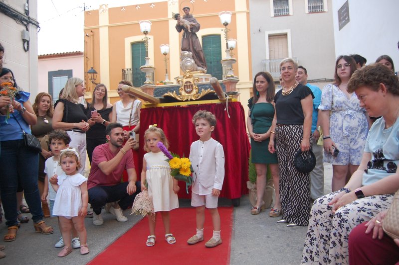 L’ofrena a Sant Antoni posa el colorit de la tradició a la  Colombòfila  L’ofrena a Sant Antoni posa el colorit de la tradició a la  Colombòfila