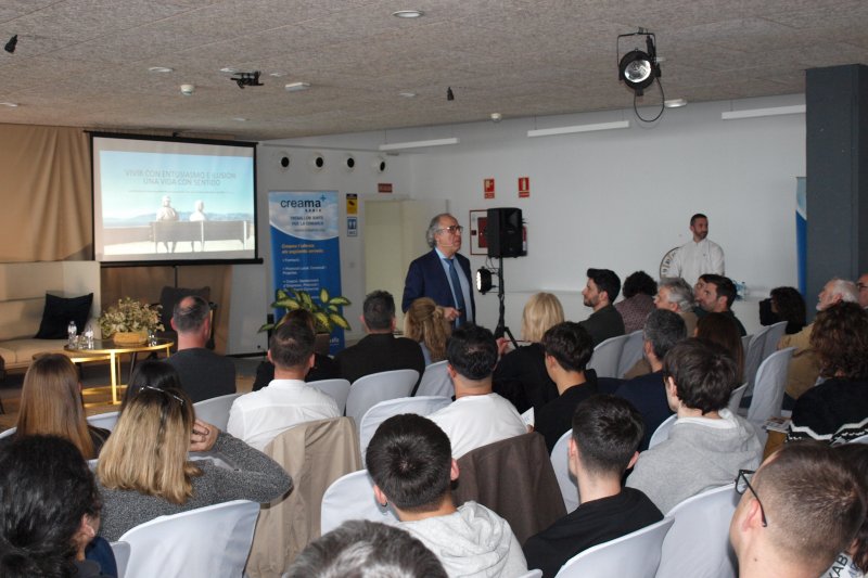 Marina Ruiz gana el primer premio Xàbia Empren Joves Marina Ruiz gana el primer premio Xàbia Empren Joves