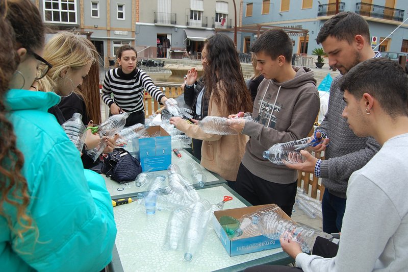 La quintà 2020 de Pego habilita un arbre de Nadal reciclat a la plaça de l’Ajuntament La quintà 2020 de Pego habilita un arbre de Nadal reciclat a la plaça de l’Ajuntament