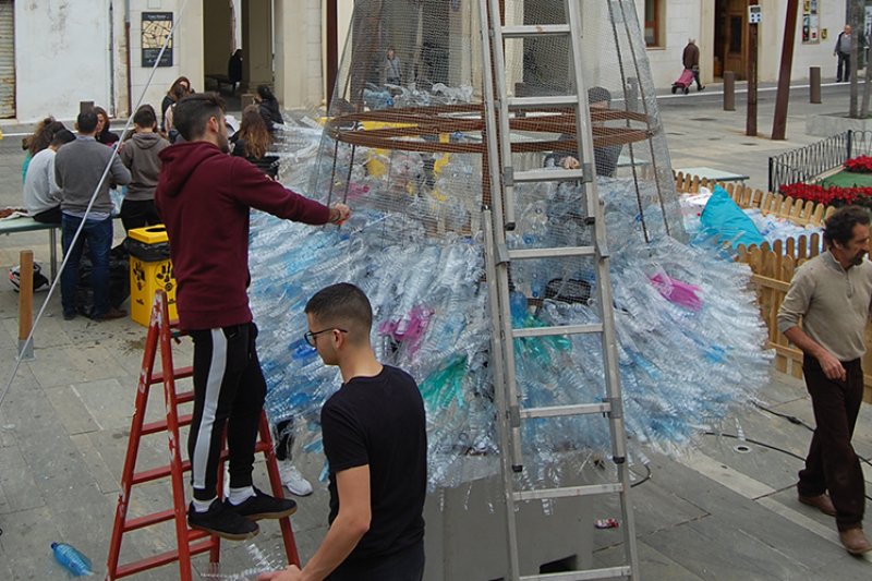 La quintà 2020 de Pego habilita un arbre de Nadal reciclat a la plaça de l’Ajuntament La quintà 2020 de Pego habilita un arbre de Nadal reciclat a la plaça de l’Ajuntament