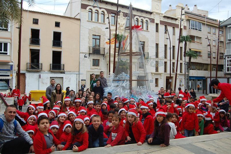 La quintà 2020 de Pego habilita un arbre de Nadal reciclat a la plaça de l’Ajuntament La quintà 2020 de Pego habilita un arbre de Nadal reciclat a la plaça de l’Ajuntament