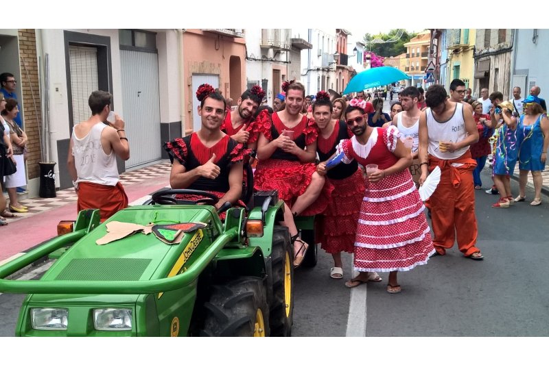 El colorit de les carrosses tanca les festes patronals de Benidoleig amb humor El colorit de les carrosses tanca les festes patronals de Benidoleig amb humor