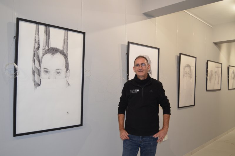 Toni Ortolà juga amb la intensitat, superposant i creuant línies, per reflexionar i fer crítica social Toni Ortolà juga amb la intensitat, superposant i creuant línies, per reflexionar i fer crítica social