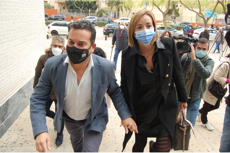 La Fiscalía solicita el archivo del caso de las vacunas sobrantes de la alcaldesa de Els Poblets y el exalcalde de El Verger La Fiscalía solicita el archivo del caso de las vacunas sobrantes de la alcaldesa de Els Poblets y el exalcalde de El Verger