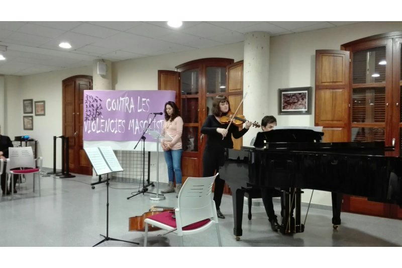 Poemes, música i reivindicació contra la violència masclista a Ondara Poemes, música i reivindicació contra la violència masclista a Ondara