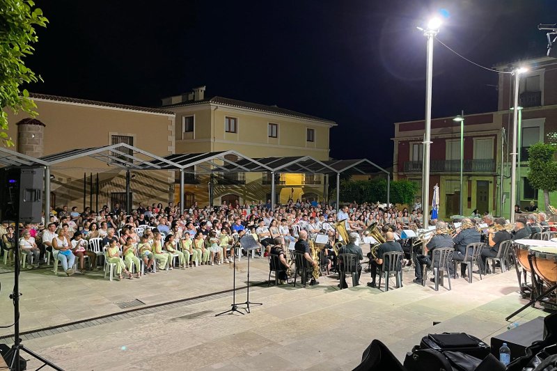 El concert de la Unió Musical d’Ondara dona pas hui a la coronació d’Emma Fernández i Anne Dimech com a regines de la Soledat El concert de la Unió Musical d’Ondara dona pas hui a la coronació d’Emma Fernández i Anne Dimech com a regines de la Soledat
