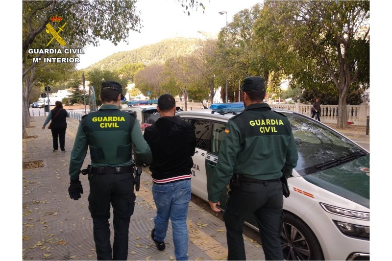La Guardia Civil detiene a un hombre en Calp con una orden de busca y captura por robo  La Guardia Civil detiene a un hombre en Calp con una orden de busca y captura por robo