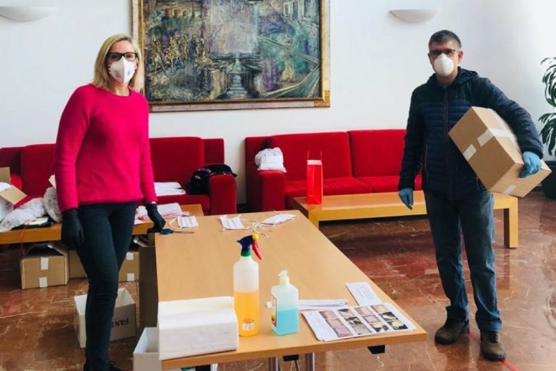 Rolser agradece la gran solidaridad de la gente y mantendrá la campaña de repartir tela per a mascaretes la próxima semana Rolser agradece la gran solidaridad de la gente y mantendrá la campaña de repartir tela per a mascaretes la próxima semana