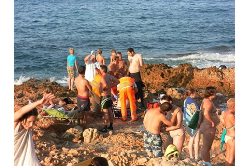 Salvan a una joven submarinista en Les Rotes Salvan a una joven submarinista en Les Rotes