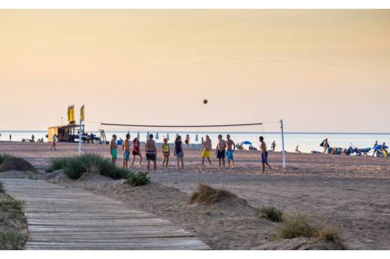 Un hombre roba a dos bañistas en Dénia y les exige el pago de dinero para recuperar sus pertenencias  Un hombre roba a dos bañistas en Dénia y les exige el pago de dinero para recuperar sus pertenencias