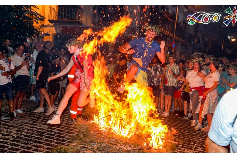 Gran desplegament en la Nit dels Focs de Fogueres de Xàbia: tan sols 10 persones ateses per cremades lleus Gran desplegament en la Nit dels Focs de Fogueres de Xàbia: tan sols 10 persones ateses per cremades lleus