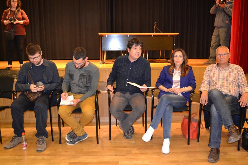 Otra concentración para reclamar el tren de vÃa ancha: 5 de mayo en el Carrer La Via Otra concentración para reclamar el tren de vÃa ancha: 5 de mayo en el Carrer La Via