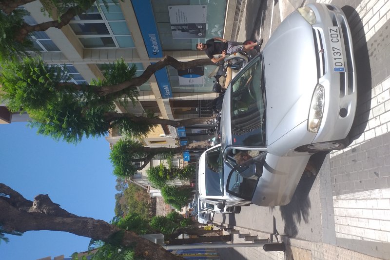 Un vehículo mal aparcado provoca un gran atasco en el centro de Dénia Un vehículo mal aparcado provoca un gran atasco en el centro de Dénia