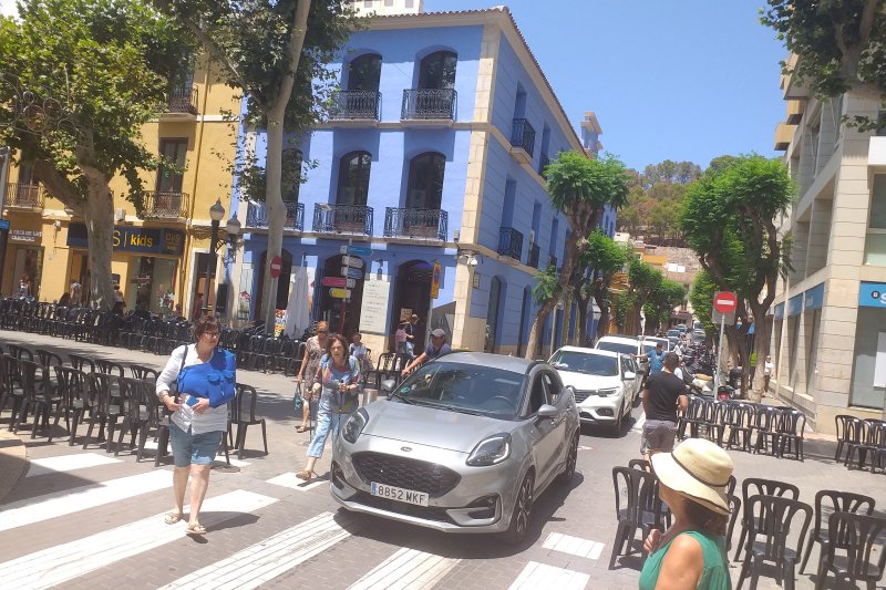 Un vehículo mal aparcado provoca un gran atasco en el centro de Dénia Un vehículo mal aparcado provoca un gran atasco en el centro de Dénia
