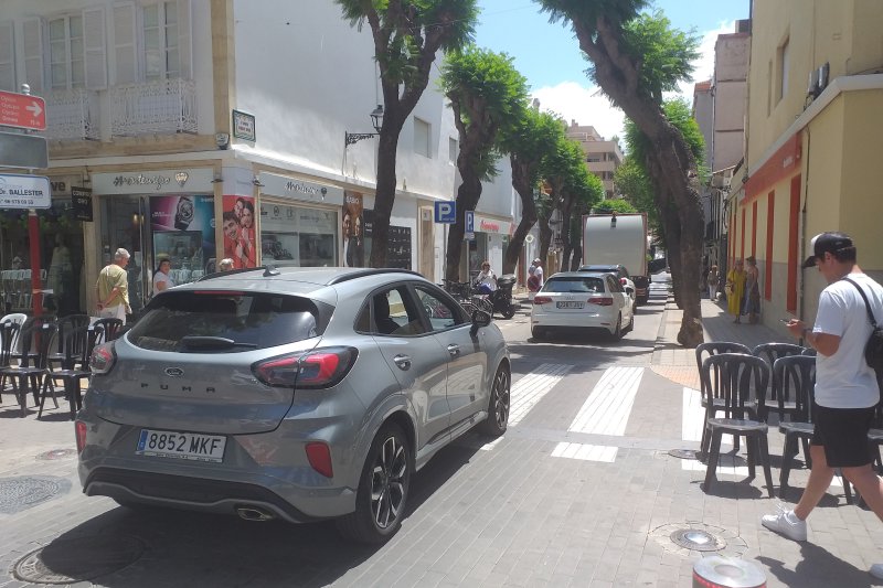Un vehículo mal aparcado provoca un gran atasco en el centro de Dénia Un vehículo mal aparcado provoca un gran atasco en el centro de Dénia