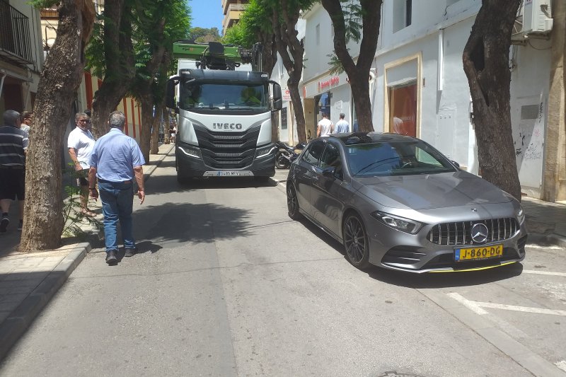 Un vehículo mal aparcado provoca un gran atasco en el centro de Dénia Un vehículo mal aparcado provoca un gran atasco en el centro de Dénia