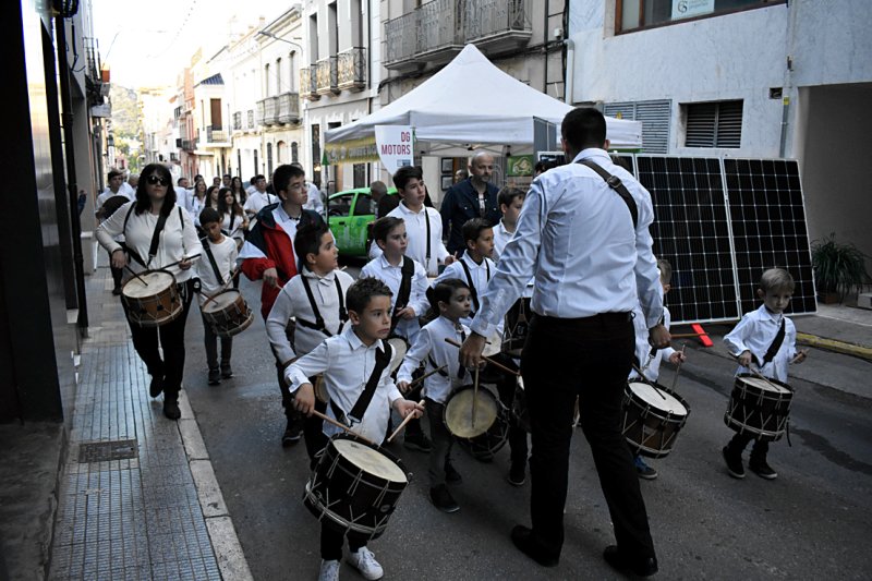 La Festa del Comerç de Pedreguer rinde homenaje a la mujer barxera y llena la pasarela de moda y complementos en un gran desfile La Festa del Comerç de Pedreguer rinde homenaje a la mujer barxera y llena la pasarela de moda y complementos en un gran desfile