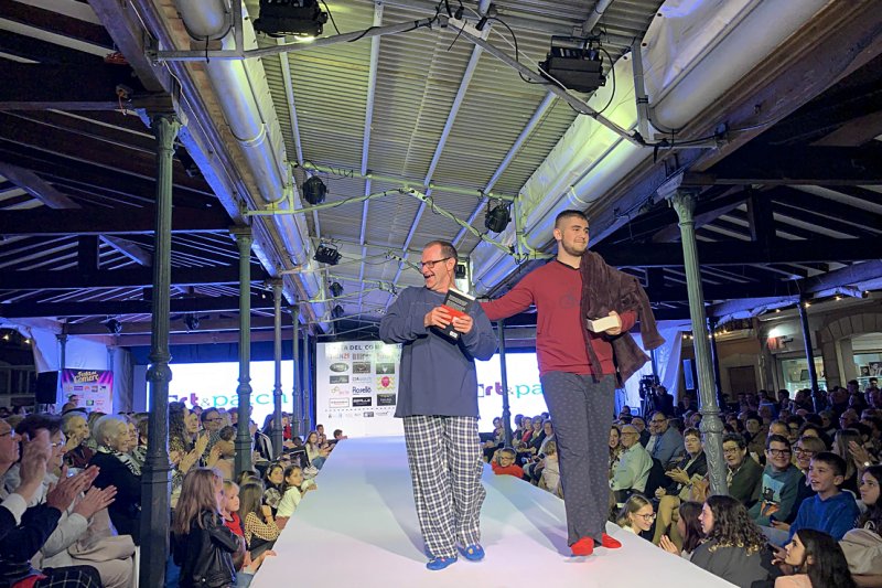 La Festa del Comerç de Pedreguer rinde homenaje a la mujer barxera y llena la pasarela de moda y complementos en un gran desfile La Festa del Comerç de Pedreguer rinde homenaje a la mujer barxera y llena la pasarela de moda y complementos en un gran desfile