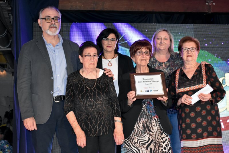 La Festa del Comerç de Pedreguer rinde homenaje a la mujer barxera y llena la pasarela de moda y complementos en un gran desfile La Festa del Comerç de Pedreguer rinde homenaje a la mujer barxera y llena la pasarela de moda y complementos en un gran desfile