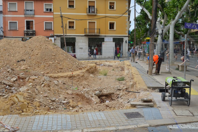 Las obras en el solar del antiguo ambulatorio se reactivan... con dos trabajadores  Las obras en el solar del antiguo ambulatorio se reactivan... con dos trabajadores
