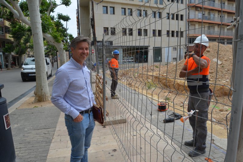 Las obras en el solar del antiguo ambulatorio se reactivan... con dos trabajadores  Las obras en el solar del antiguo ambulatorio se reactivan... con dos trabajadores