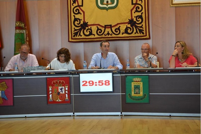 El equipo de gobierno de Calp mantiene tres dedicaciones exclusivas, dos parciales y siete cargos de confianza El equipo de gobierno de Calp mantiene tres dedicaciones exclusivas, dos parciales y siete cargos de confianza