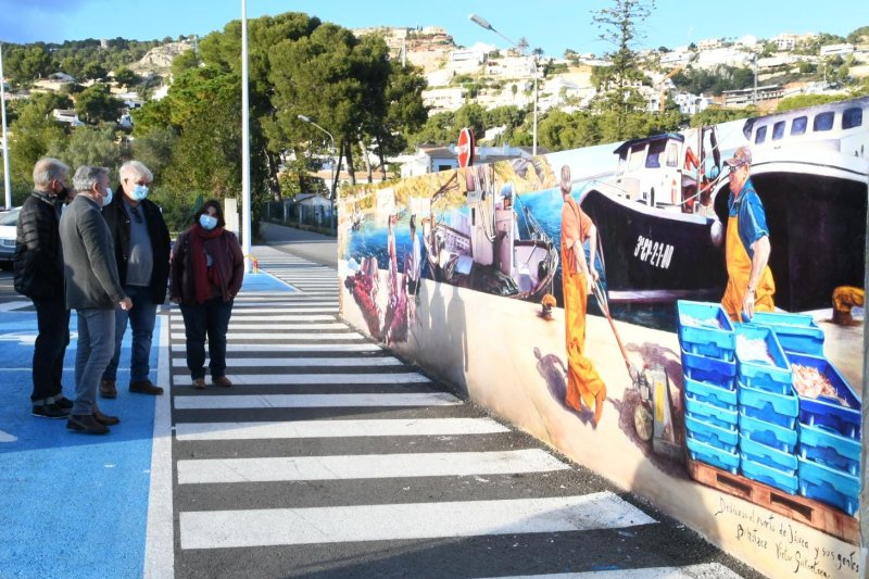 Goikoetxea recrea la esencia marinera en el mural que da la bienvenida al barrio de Duanes de Xàbia Goikoetxea recrea la esencia marinera en el mural que da la bienvenida al barrio de Duanes de Xàbia