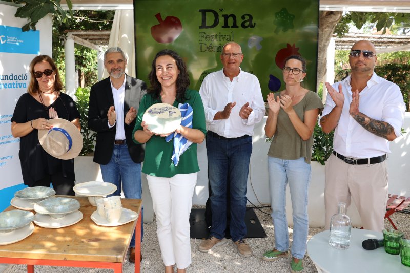 Un plato de cerámica muy mediterráneo y creativo para el D*na Un plato de cerámica muy mediterráneo y creativo para el D*na