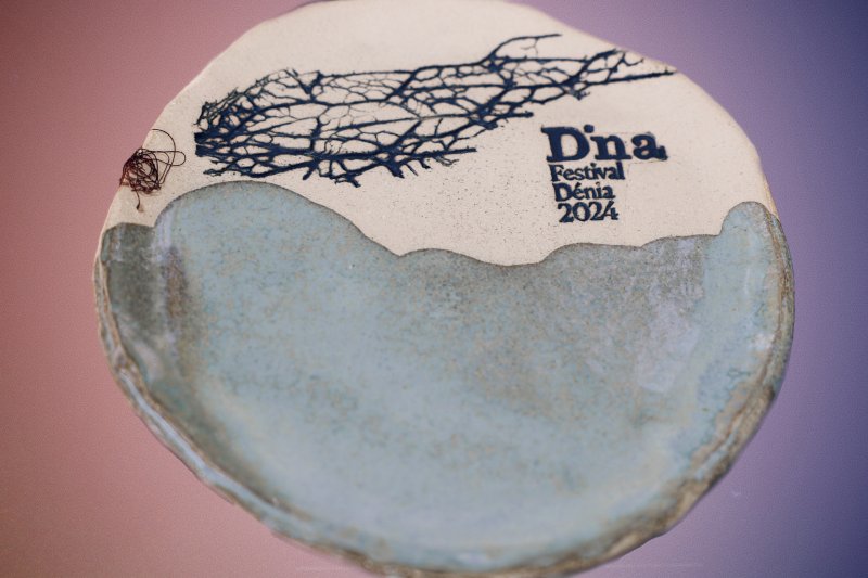 Un plato de cerámica muy mediterráneo y creativo para el D*na Un plato de cerámica muy mediterráneo y creativo para el D*na