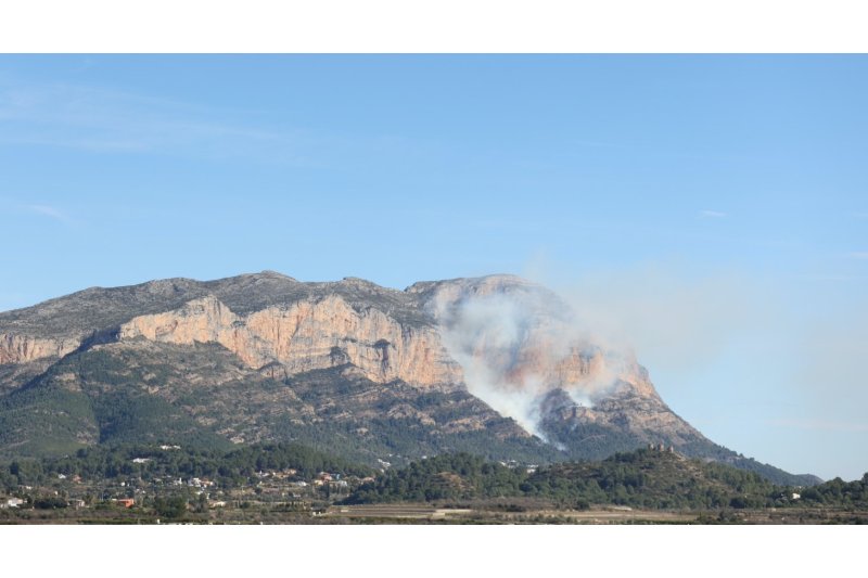 Un incendio forestal avanza en varios frentes sobre el Montgó Un incendio forestal avanza en varios frentes sobre el Montgó