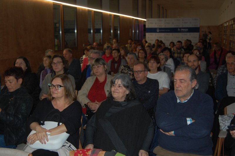 Recital, escultura i cessió del nom del poeta de Burjassot a una sala de la biblioteca encenen el focus de l’any Estellés a Pego Recital, escultura i cessió del nom del poeta de Burjassot a una sala de la biblioteca encenen el focus de l’any Estellés a Pego