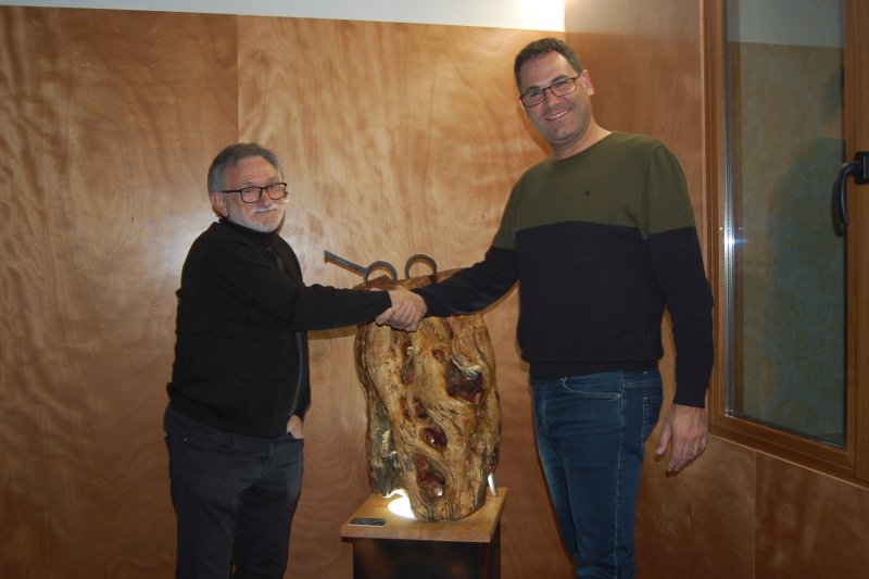 Recital, escultura i cessió del nom del poeta de Burjassot a una sala de la biblioteca encenen el focus de l’any Estellés a Pego Recital, escultura i cessió del nom del poeta de Burjassot a una sala de la biblioteca encenen el focus de l’any Estellés a Pego