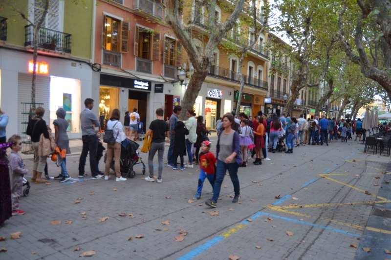 Las fotos del día: Largas colas para acceder al túnel del terror  Las fotos del día: Largas colas para acceder al túnel del terror