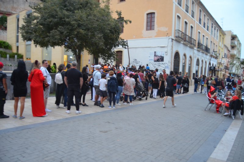 Las fotos del día: Largas colas para acceder al túnel del terror  Las fotos del día: Largas colas para acceder al túnel del terror