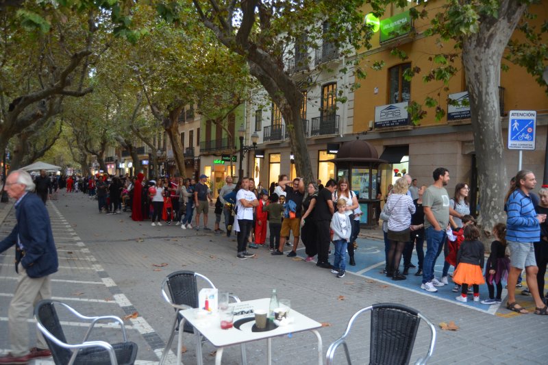 Las fotos del día: Largas colas para acceder al túnel del terror  Las fotos del día: Largas colas para acceder al túnel del terror