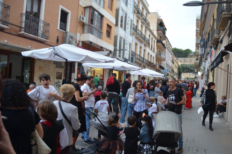 Las fotos del día: Largas colas para acceder al túnel del terror  Las fotos del día: Largas colas para acceder al túnel del terror