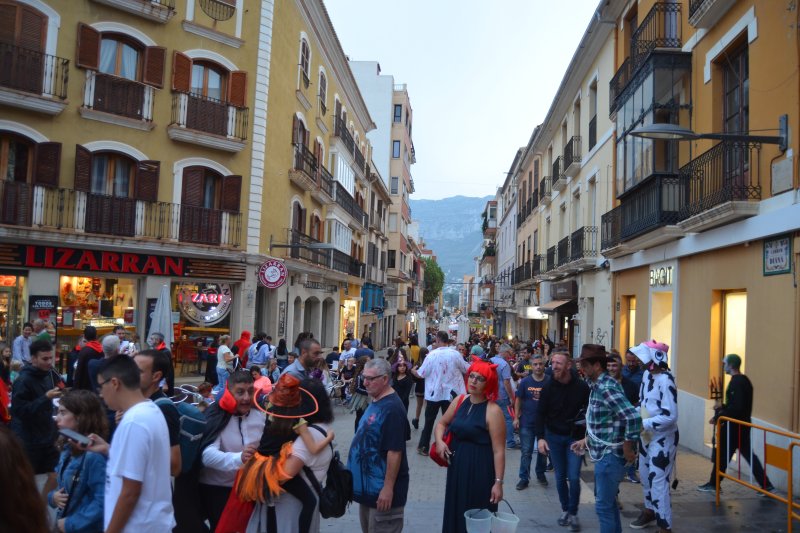 Las fotos del día: Largas colas para acceder al túnel del terror  Las fotos del día: Largas colas para acceder al túnel del terror